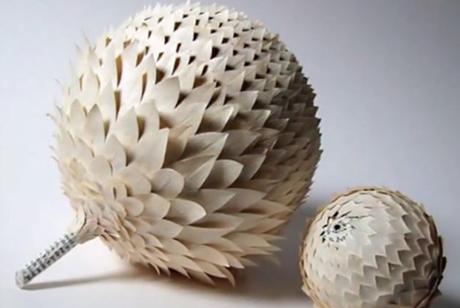 Elle confectionne des objets à partir de vieux livres !