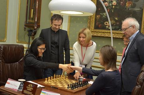 La finale du championnat du monde féminin d'échecs oppose la tenante du titre Mariya Muzychuk (Ukraine) à Hou Yifan (Chine) en 10 parties du 1er au 18 mars 2016 à Lvov en Ukraine.
