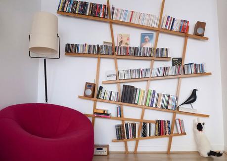 Si je vous proposais un peu de « Compagnie » la Bibliothèque Mikado, joue le rôle de sculpture mural et met en scène les livres de la maison.