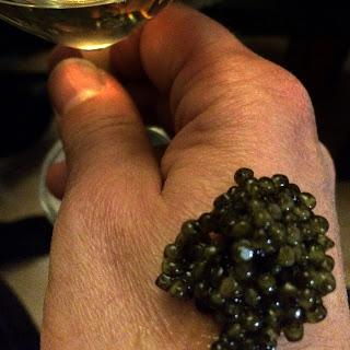Du vin, du caviar, des amis.