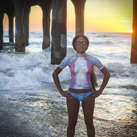 Des surfeuses avec des combinaisons de bain en body painting !