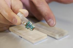 AMPUTATION: Un doigt bionique et tactile aussi sensible qu'un doigt réel – EPFL et eLife