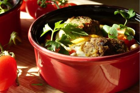 Oeufs durs farcis aux sardines sur lit de poivrons confits