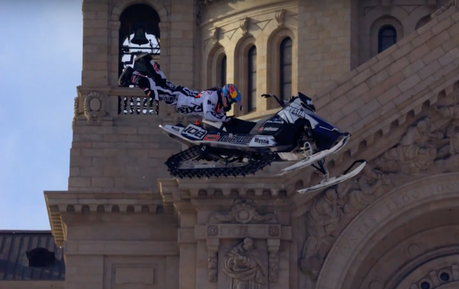 Levi LaVallee s’éclate avec sa moto-neige dans les rues de Saint Paul