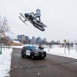 Levi LaVallee s’éclate avec sa moto-neige dans les rues de Saint Paul