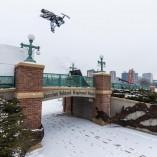 Levi LaVallee s’éclate avec sa moto-neige dans les rues de Saint Paul Levi LaVallee s’éclate avec sa moto-neige dans les rues de Saint Paul