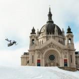 Levi LaVallee s’éclate avec sa moto-neige dans les rues de Saint Paul Levi LaVallee s’éclate avec sa moto-neige dans les rues de Saint Paul