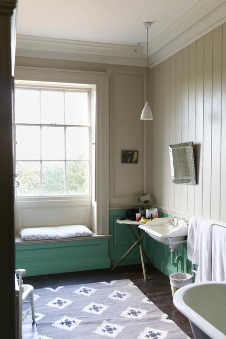 Chez Deans Court, Wimborne Deans Court Wimborne, Dorset, demeure anglaise historique restaurée avec les peintures Farrow And Ball