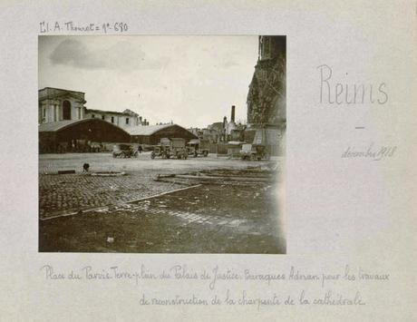 Des Hangars Bessonneau sur le Parvis de la Cathédrale