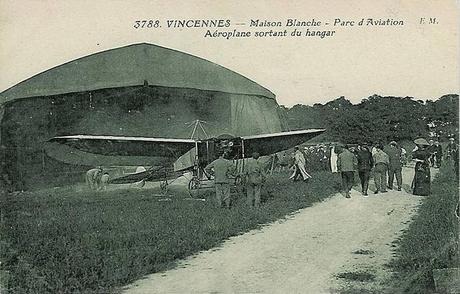 Des Hangars Bessonneau sur le Parvis de la Cathédrale