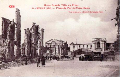 Des Hangars Bessonneau sur le Parvis de la Cathédrale