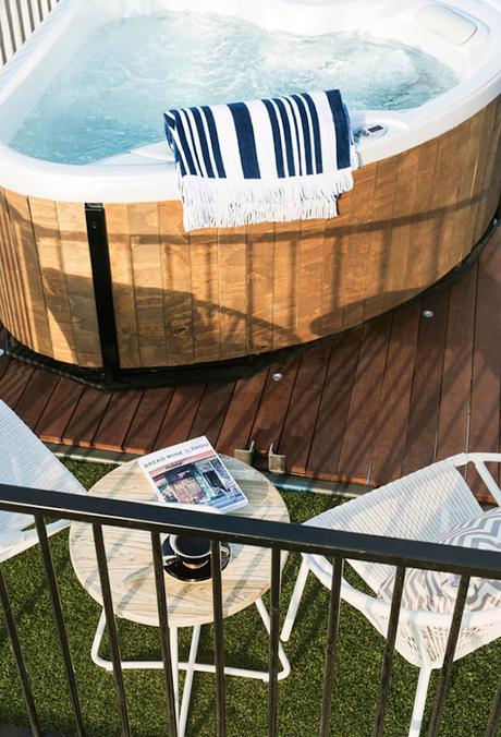 jacuzzi-on-top-of-this-hotel-room