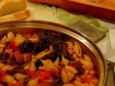 Coquilles au kale et saucisses dans un seul chaudron