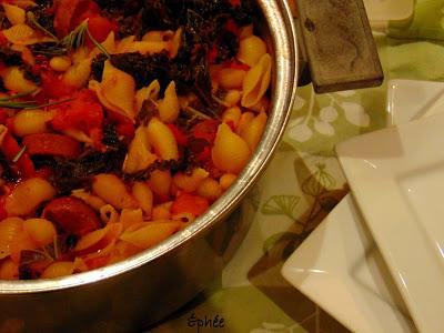 Coquilles au kale et saucisses dans un seul chaudron