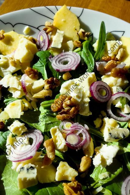 Salade de mâche aux pommes, noix et fromages / Apple, Walnut and Cheese Lamb Lettuce Salad