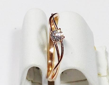 Bague solitaire en or rose vue du diamant solitaire de la bague