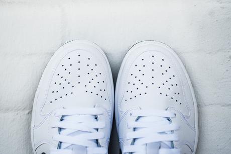 Air Jordan 1 Retro Low OG “White/Midnight Navy” (Detailed Pics & Release Info)