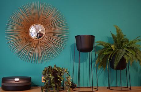 Home Autour du Monde : avec quoi allons nous assortir nos Bensimon cet été ? pot de fleurs sur pilotis métallique