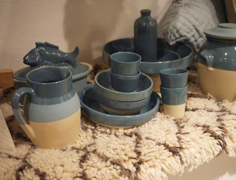 Home Autour du Monde : avec quoi allons nous assortir nos Bensimon cet été ? bouteille en grès émaillé bleue