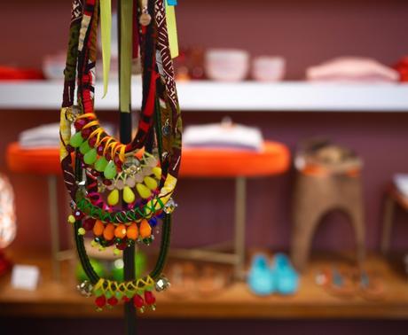 Home Autour du Monde : avec quoi allons nous assortir nos Bensimon cet été ? colier tissu perle multicolore