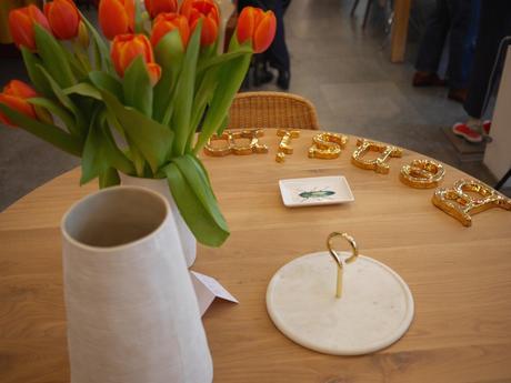 Home Autour du Monde : avec quoi allons nous assortir nos Bensimon cet été ? lettre or doré déco