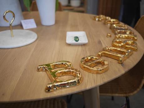 Home Autour du Monde : avec quoi allons nous assortir nos Bensimon cet été ? table marbre or doré déco