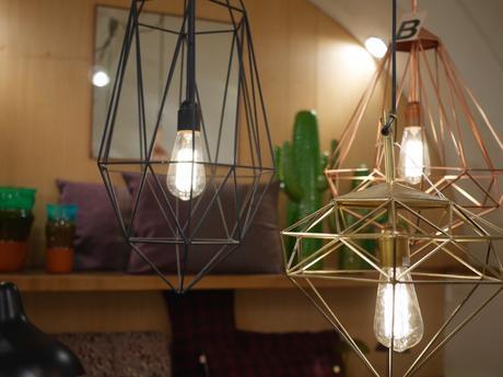 Home Autour du Monde : avec quoi allons nous assortir nos Bensimon cet été ? suspension diamand dore geometrique cage