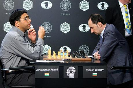 Un affrontement sur l'échiquier entre Topalov et Anand - Photo © Amruta Mokal 