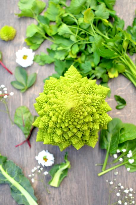 Salade de chou romanesco et carottes poêlés au sésame et chou rouge cru