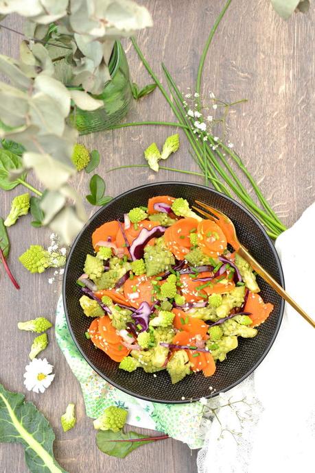Salade de chou romanesco et carottes poêlés au sésame et chou rouge cru