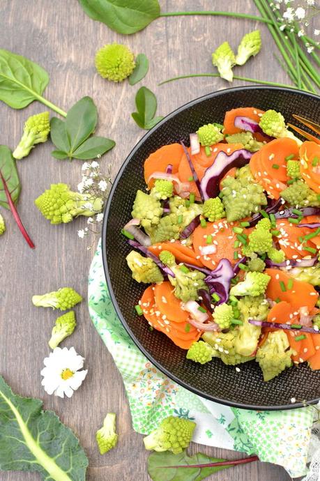 Salade de chou romanesco et carottes poêlés au sésame et chou rouge cru