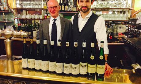 Dégustation de vins.et le patron Pierre Villa Paleja (à dr.)