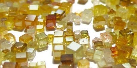 Le diamant brut lot de diamants bruts de couleur