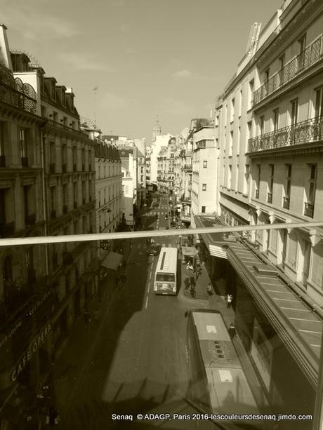 rues de Paris en Sépia : sur la passerelle regarde le Ciel aux hommes, indifférent!