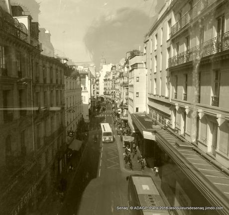 rues de Paris en Sépia : sur la passerelle regarde le Ciel aux hommes, indifférent!