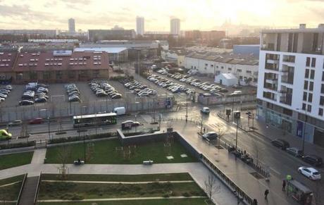 Aubervilliers, décembre 2015. Au pied de la ligne 12 du métro, le terrain actuellement occupé par un parking pourrait bientôt accueillir le siège de la région. 