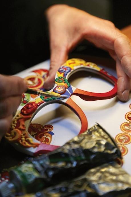 dolce-and-gabbana-eyewear-special-edition-hand-made-sicilian-carretto-sunglasses-Portrait-02-373x560