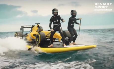 La nouvelle F1 Renault fait du paddle sur une plage australienne