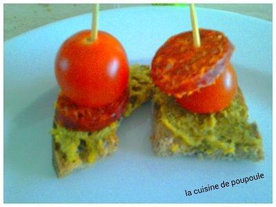 Toast sans gluten au pesto, tomates et crevettes.