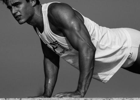 Le prof de math le plus sexy du monde pose pour la collection sport d’Emporio Armani