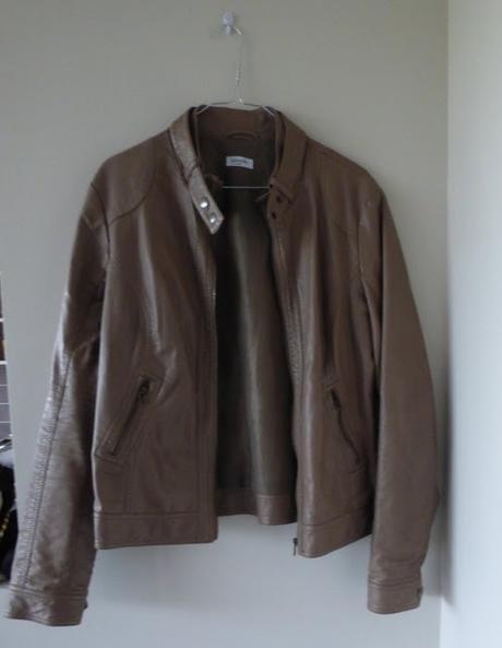 VIDE DRESSING - SPÉCIAL MANTEAUX & VESTES (TAILLE42/44) VIDE DRESSING - SPÉCIAL MANTEAUX & VESTES (TAILLE42/44)