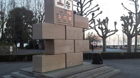 ... 18 minutes plus tard, station, le temps d'une photo, devant le compte à rebours des JO de Rio, à côté du Château d'Ouchy