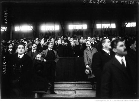 Dans les tribunes du stade olympique, se cache Winston Churchill, saurez-vous le retrouver ? Image : http://gallica.bnf.fr/