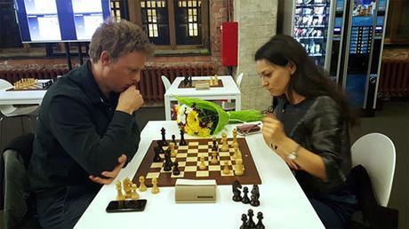 La sixième ronde était la dernière journée à Moscou pour Alexandra Kosteniuk en qualité de commentatrice des parties d'échecs - Photo © Amruta Mokal