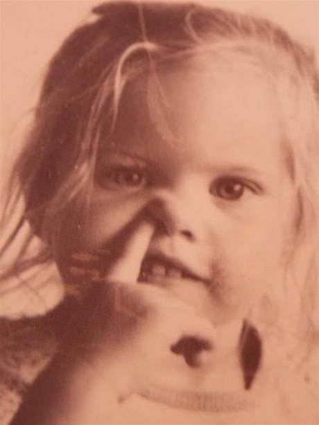 on m'dévisage, on m'envisage