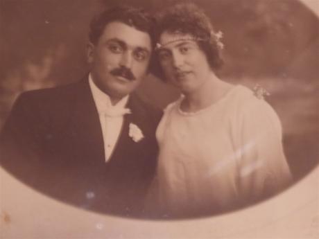 on m'dévisage, on m'envisage