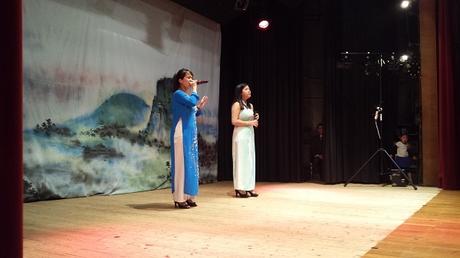 Kim-Oanh et Kim-Loan chantent en duo