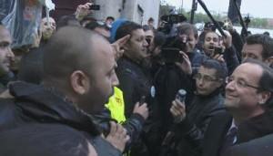 Les syndicalistes de PSA face au candidat Françoise Hollande, dans une scène du documentaire 