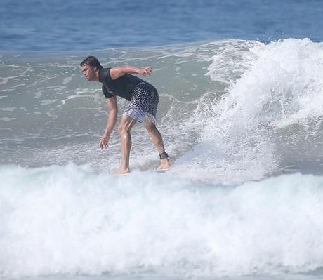 La star de la NFL, Tom Brady, est un bien piètre surfeur