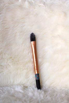 REAL TECHNIQUES POINTED FOUNDATION BRUSH